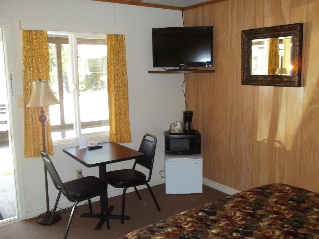 White Chief Mountain Lodge Fish Camp Rom bilde